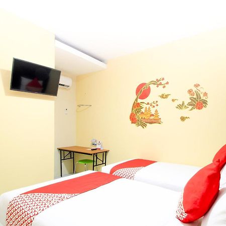 Super Oyo Capital O 217 A1 Hotel Сурабая Екстериор снимка