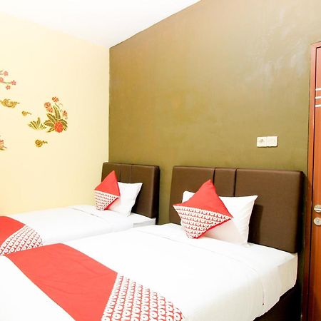 Super Oyo Capital O 217 A1 Hotel Сурабая Екстериор снимка